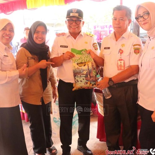 Hangatnya Operasi Pasar Murah di Sungai Kapih, Wawali Samarinda Jadi Endors hingga Santap Pentol UMKM Probebaya