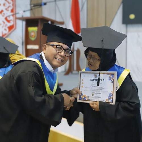 Ada yang 90 Tahun di Wisuda Sekolah Lansia, Wawali Saefuddin Zuhri: Usia Boleh Bertambah, Asal Tetap Aktif dan Produktif
