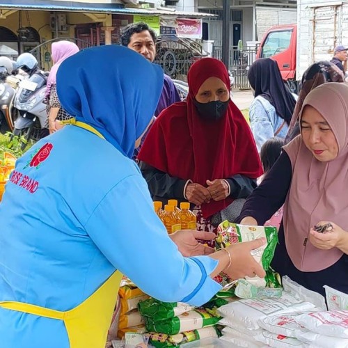 Ratusan Warga Padati Lapangan Griya Mukti, GPM Pemkot Samarinda Diserbu demi Sembako Terjangkau